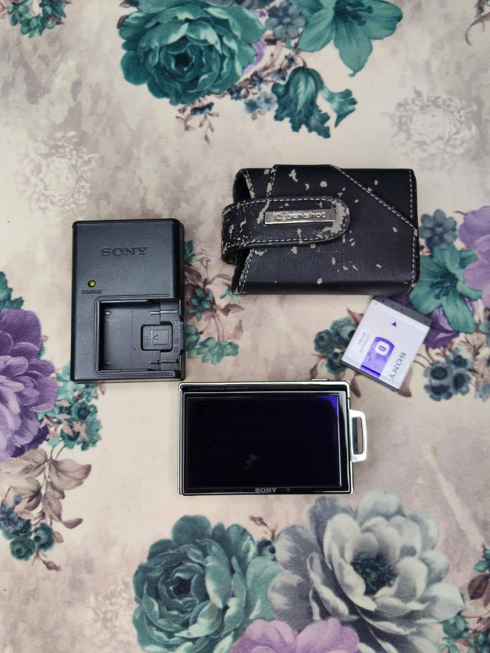 Sony Cyber-shot DSC-T300 
كامرة سوني مع ملحقاتها بدون رام 
قيم بما يرضي الله واخذها ..


**إذا كنت صاحب هذا الإعلان وتريد حذفه لأي سبب، رجاءا أرسل رسالة إلى الدعم الفني**