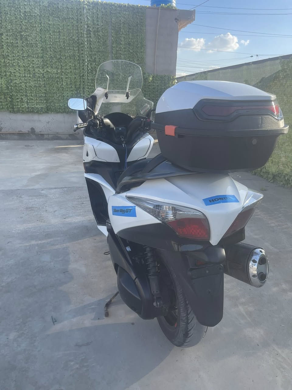 سلام عليكم ورحمة الله وبركاته
سلفر ونج جي تي الحديث (600)
دراجه فول موصفات  اوفر مود 
أي بي إس تتفئه يدات  
أو سويج نضام سكورتي 
جامه قطعتين + جنطه 
منضومه زنون قويه 100/100
و تخم أشاري  زنون 
مكينه شرط مكفوله بدون فتح أي برغي كهربائيات كله شغاله 
نضام بريكات مسويله ادامه كامله 
ول كفر شوفت عينك 
و اوراقه كامله  
+ السعر 16 ونص وبيه مجال 
العنوان بغداد الحسينية مال الراشديه
الهاتف ***********
