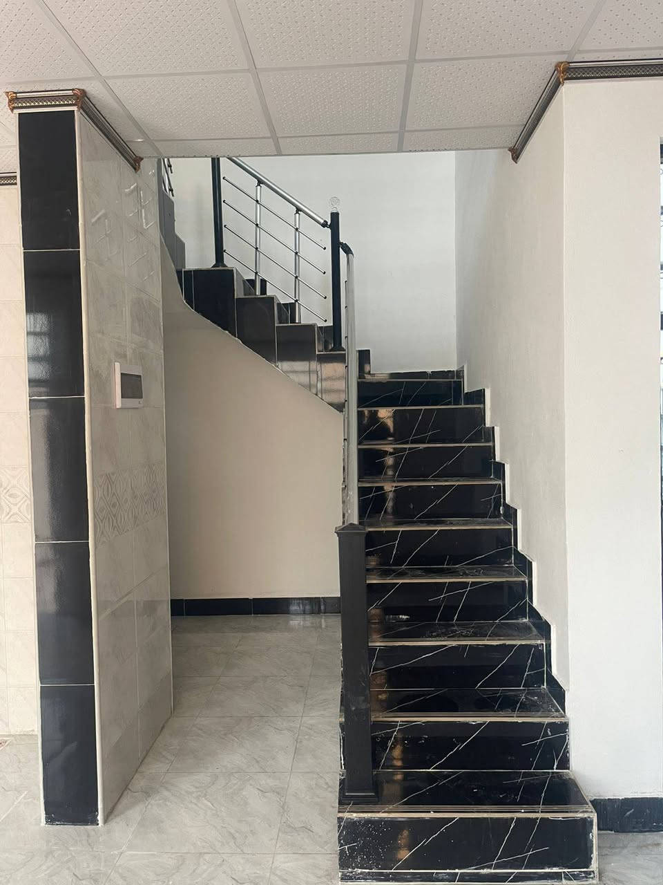 10×10
طابو زراعي سند 25 
دور الزراعه الثالثه فرع رضاوي الحلاق 
يتكون من 
كراج  +  اسقبال + مطبخ + غرفة نوم ، صاله+ مجمع صحيات + منور 
+ بيتونه 
الارضيه بورسلين 
الجدران لبخ 
السقوف ثنوي
شغل درجه اولى
زيرو غير مسكون 
كلشي جاهز ما يحتاج تصرف عليه لوالف دينار 
الاستفسار 
***********
