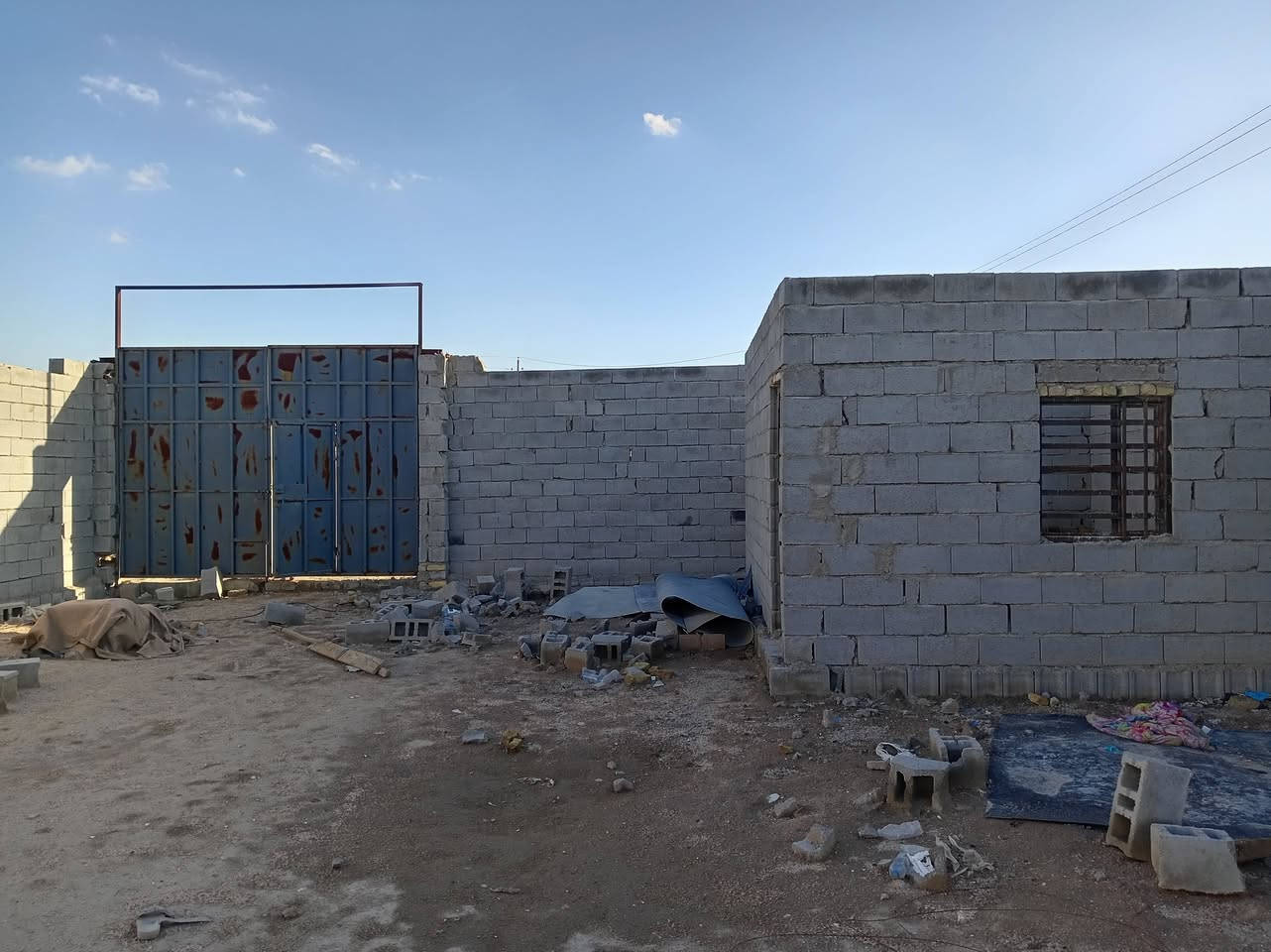 سلام عليكم قطعه مسيجه البيع ركن ع وجهين المساحه 400 المكان الزبير خلف حي لاندلس القطع الجدد ماء وكهرباء واصله السعر 20 بيه مجال قليل ***********
