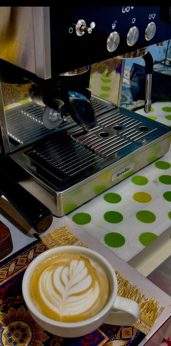 جهاز **Breville Barista Signature (الموديل: VCF160)** يأتي بمواصفات تقنية متقدمة تمنحك تحكماً كاملاً وعالياً في تفاصيل الاستخلاص. إليك جدول المواصفات الدقيقة والشاملة لهذا الجهاز:
### المواصفات التقنية الأساسية
| الميزة | المواصفات الدقيقة |
|---|---|
| **نظام التسخين** | **Dual Thermoblock (كتلة حرارية مزدوجة):** يتيح لك استخلاص الإسبريسو وتبخير الحليب في نفس الوقت دون انتظار. |
| **مجموعة الاستخلاص (Group Head)** | **بحجم 58 ملم:** تصميم مستوحى من الماكينات التجارية لضمان توزيع حراري متساوٍ واستخلاص كامل ومثالي. |
| **المضخة (Pump)** | مضخة إيطالية بقوة **15 بار** لإنتاج كريمة غنية وقوام متناسق. |
| **التحكم الحراري** | نظام قابل للبرمجة لتعديل درجة حرارة ماء الاستخلاص بما يناسب نوع وحمصية البن. |
| **التحكم بالترطيب (Pre-infusion)** | إمكانية تعديل بروفايل الترطيب المسبق (Pre-infusion profile) للتحكم في رطوبة كعكة البن قبل الضغط الكامل. |
| **القدرة الكهربائية (Power)** | **2350 واط** (تسخين سريع جداً وكفاءة استقرار حراري عالية). |
| **سعة خزان الماء** | سعة ضخمة تصل إلى **2.8 لتر**، قابلة للإزالة أو التعبئة من الأعلى. |
### المطحنة المدمجة ونظام الجرعات
 * **التحكم بالجرعة (Intelligent Grind & Dosage):** نظام ذكي يعطي قراءة وملاحظات لضبط كمية القهوة المطحونة بدقة للسينجل والدبل شوت.
 * **درجات الطحن:** تحتوي على **30 درجة طحن** مختلفة لتعديل النعومة والخشونة بدقة.
 * **تقنية مضادة للكهرباء الساكنة (Anti-Static):** تمنع تطاير وتناثر رذاذ البن المطحون، مما يحافظ على نظافة مساحة العمل.
 * **سعة هوبر البن:** يتسع لـ **250 غرام** من حبوب البن كاملة.
### الواجهة والتحكم والميزات الإضافية
 * **شاشة LED مدمجة:** تعرض **مؤقت الاستخلاص (Extraction Timer)** بالوقت الحقيقي، وهو أمر أساسي لمراقبة وقت نزول الشوت وضبط الوصفة بدقة.
 * **عصا التبخير (Steam Wand):** تقنية *Cool Touch* (باردة عند اللمس لحمايتك من الحروق)، تنتج بخاراً جافاً ومثالياً لتحضير الفوم الناعم (Microfoam) المناسب جداً للرسم (Latte Art).
 * **موزع ماء حار مدمج:** مخصص لتطويل الشوت (تحضير الأمريكانو) أو لتسخين الأكواب.
 * **البرامج الذكية:**
   * شوت مفرد (Single Shot).
   * شوت مزدوج (Double Shot).
   * تحكم يدوي بالكامل (Manual Shot).
   * برنامج تنظيف تلقائي (Auto Clean Program) مع مؤشر للتنبيه عند الحاجة لإزالة الترسبات (Descaling).
### الأبعاد والوزن والهيكل
 * **مادة الصنع الخارجية:** ستانلس ستيل بالكامل (Stainless Steel) مع لمسات باللون الأسود.
 * **الأبعاد:** الارتفاع 41.5 سم × العرض 31 سم × العمق 33 سم.
 * **الوزن:** حوالي **11.2 كغم** (وزن ممتاز يمنح الماكينة ثباتاً كبيراً أثناء كبس القهوة وقفل البورتfilter).
### الملحقات القادمة في العلبة:
 1. بورتfilter مقاس 58 ملم.

ملاحضه النضافه 99 بلا كارتون السعر 300 دولار 

***********
