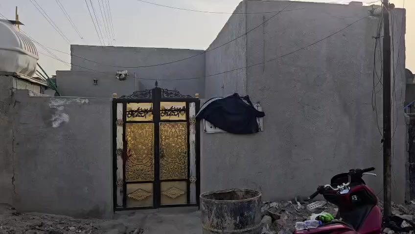 البيت للبيع      ب 30 مليون 
مساحة البيت 60 متر مربع 
الواجهة 8 امتار والنزال 8 امتار 
بناء جديد اعكادة البيت كامل كهرباء ومي ومجاري والمنطقة حلوة وهائدة وكاملة الخدمات ما عدى التبليط وان شاء الله التبليط عن قريب 
مكان البيت بغداد الاستكشافات حي الزهراء شارع المية يصير قريب على الضباط الثانية السعر بيه مجال بس اتصال ‏‪ 0771 111 3181اتصل ودلل
