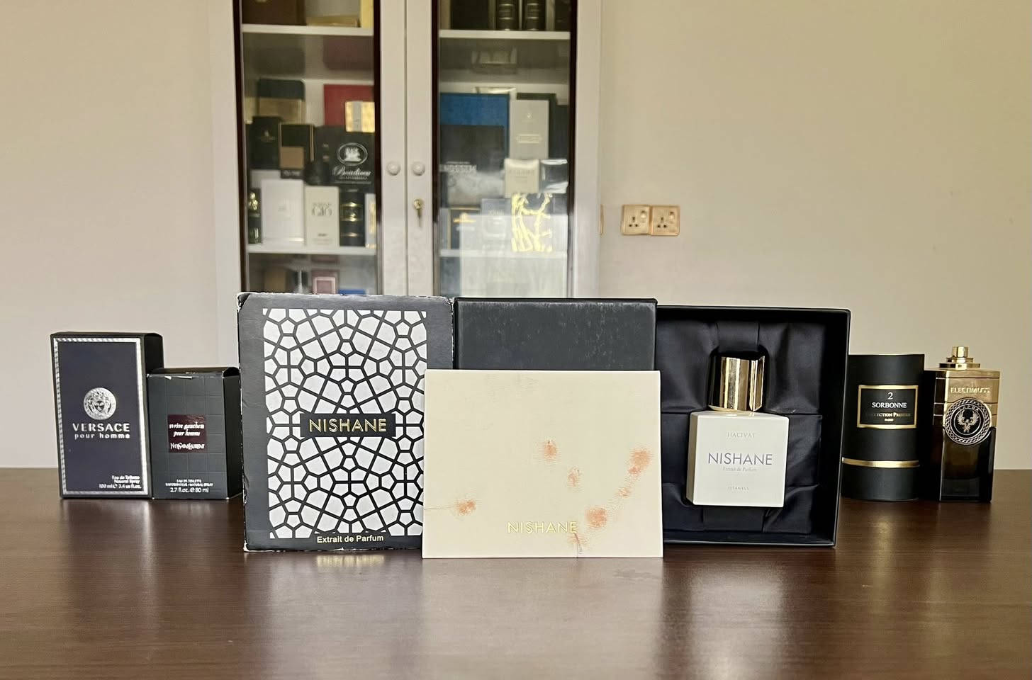 1. عطر Nishane Hacivat 
عطر "نيش" تركي فاخر جداً ومعروف بقوة ثباته التركيز: إكستريت دي بارفيوم (Extrait de Parfum)، وهو من أعلى مستويات التركيز والثبات.
الحجم:(ml100)
ينصح استخدامه في: الصيف، الربيع، والخريف
الإصدار الأصلي "Hacivat" الذي صدر عام 2022
السعر:150$

2. عطر Electimuss Capua من إلكتيموس

عطر "Capua" ضمن مجموعة Nero Collection.
• التركيز: مستخلص عطر (Pure Parfum / Extrait) بتركيز يصل إلى 25% أو أكثر، مما يجعله قوياً جداً.

ينصح استخدامه في: الشتاء والخريف.
الحجم:(100ml)
السعر:130$


**إذا كنت صاحب هذا الإعلان وتريد حذفه لأي سبب، رجاءا أرسل رسالة إلى الدعم الفني**