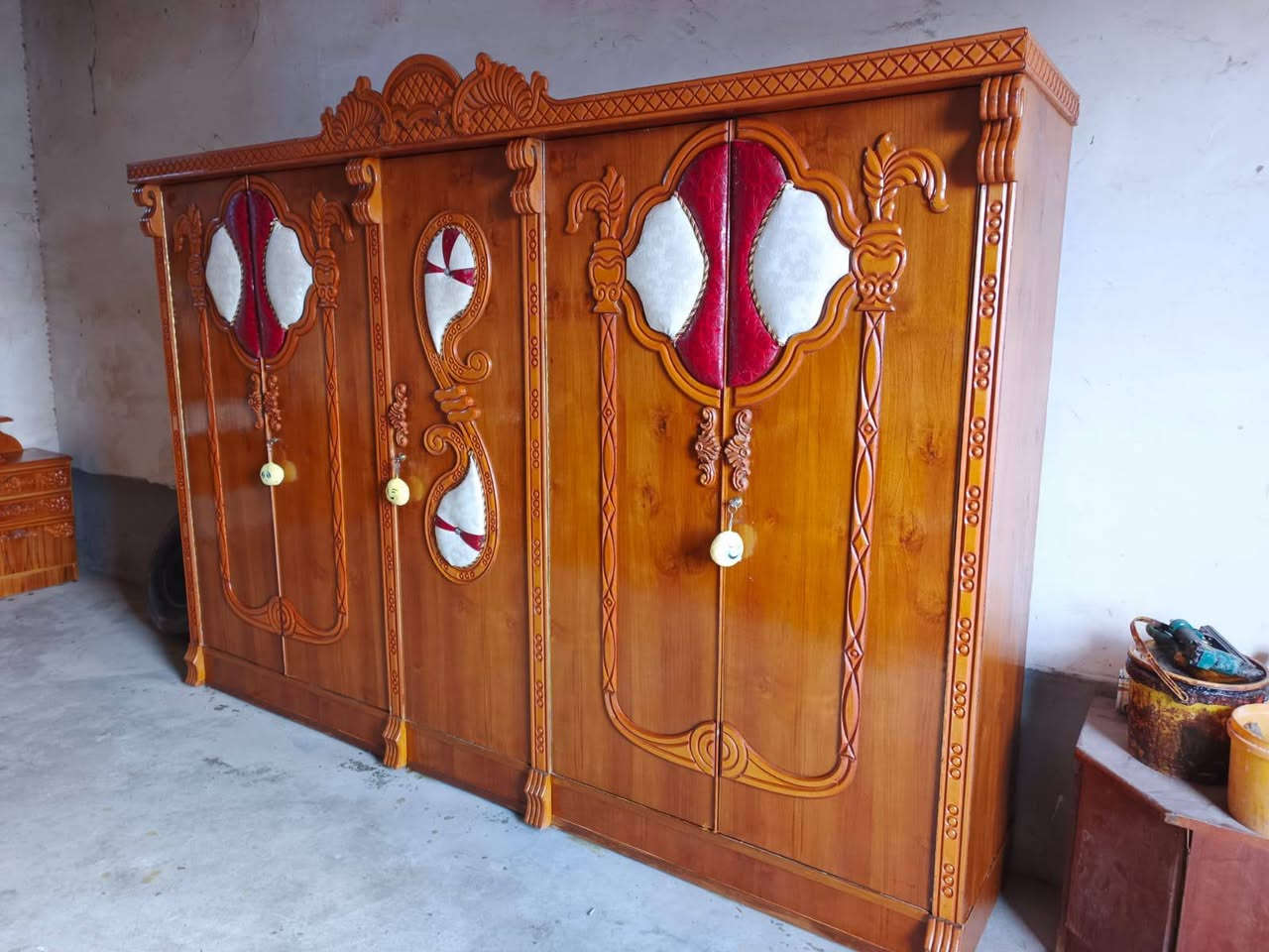 سلام عليكم غرفه نوم للبيع صاج ثقيل ونضيفه ونقش حديث الغرفة مستخدما5اشهر سعر 750الف وبيها مجال وكو توصيل***********
