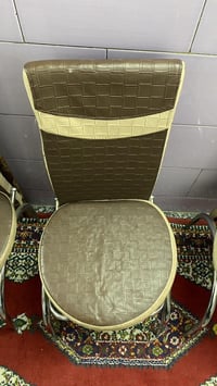 عندي أربع كراسي وواحد منهن مدوشن وواحد منهن مكسوره تجايه ظهر مثل ما مل...