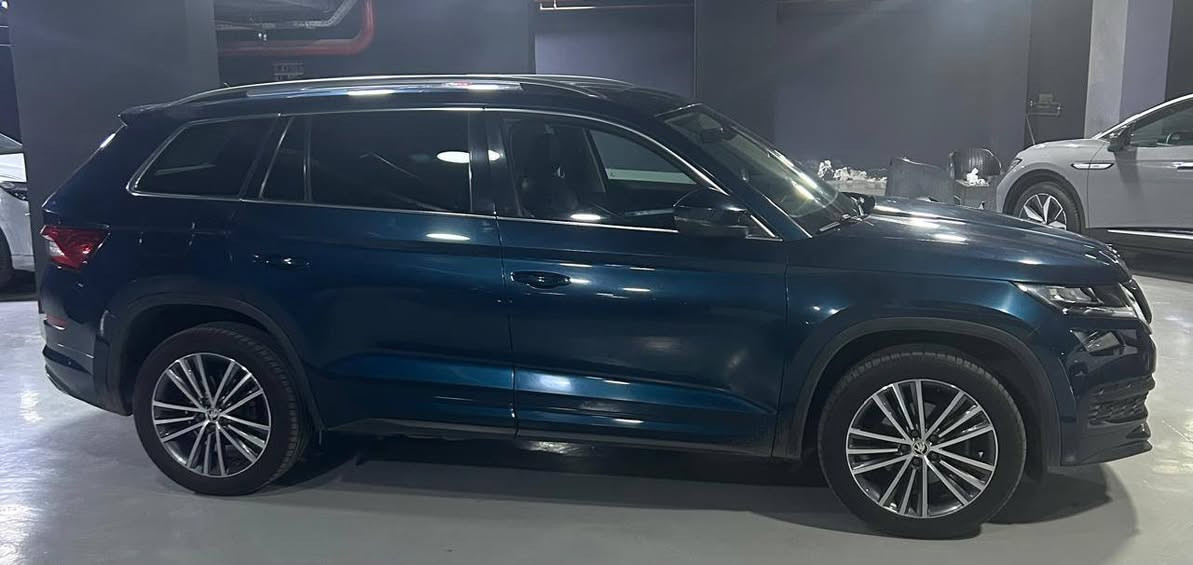 ---

*للبيع سكودا كودياك L&K 2021 - فئة الفخامة الكاملة*  
لو بتدور على SUV عائلية 7 راكب تجمع بين الفخامة، الأمان، والاعتمادية، دي فرصتك.

*مواصفات سريعة:*
- *الموديل:* 2021
- *الفئة:* L&K أعلى فئة
- *العداد:* 71,000 كم فقط - استعمال خفيف
- *الحالة:* فابريكة بالكامل بره وجوه، بدون أي رش
- *الصيانة:* صيانات توكيل بالكامل، دفتر الصيانة موجود
- *المكان:* المعاينة في التجمع الخامس

*ليه العربية دي مميزة؟*
مقاعد جلد فاخرة، سقف بانوراما، كراسي كهرباء بذاكرة، تدفئة وتبريد، أنظمة أمان متقدمة، وشاشة كبيرة مع Apple CarPlay و Android Auto. عربية عملية للعيلة ومريحة في السفر.

*السعر:* للجادين فقط، السعر عند المعاينة  
*للتواصل والاستفسار:* 01062000300


**إذا كنت صاحب هذا الإعلان وتريد حذفه لأي سبب، رجاءا أرسل رسالة إلى الدعم الفني**