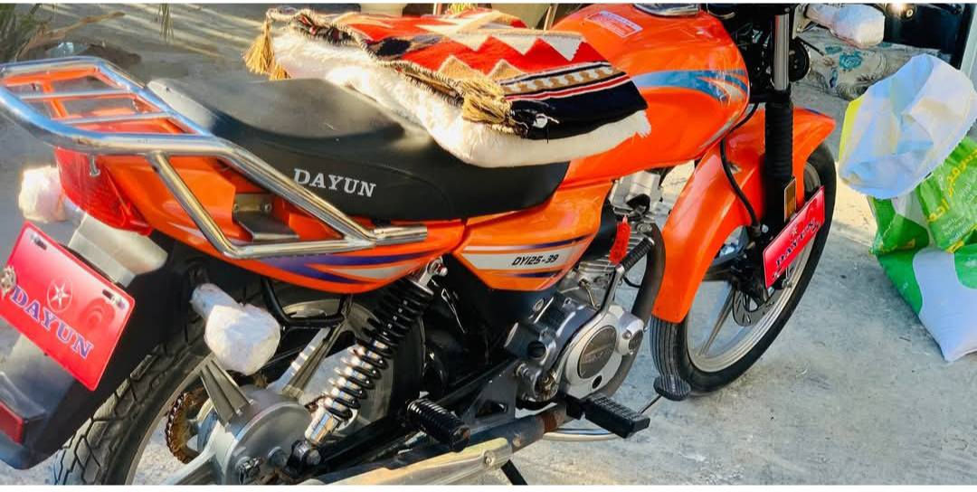 دايون موديل 24 الدراجه جديده
اوراق سكنر الدراجه ما نقصه اي شي كله شغال 
لايت زنون 
اشاير كله شغاله بدبل اشاره 
الدراجه اي نقص مابيه جيده 
السعر 900وبيه مجال قليل 
***********
***********
