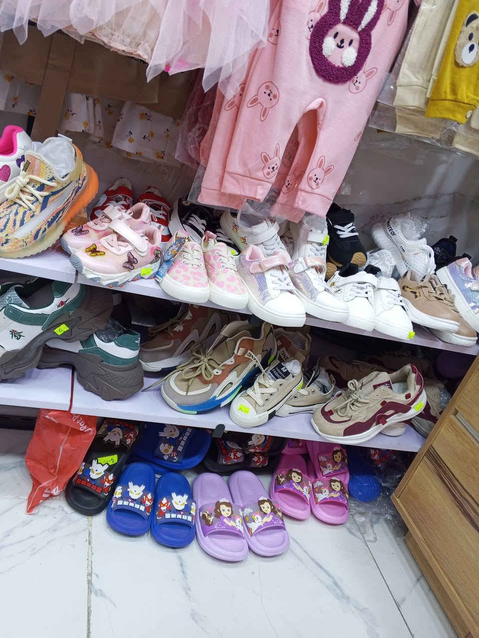 احذيه الاطفال والنسائيه متوفره 💫قياسات من ٢٢ لل٤٠ 
للحجز واتساب او ماسنجر
***********
