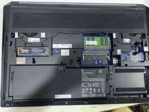 🔹 للبيع: لابتوب ZBook 5G 17″ قوي للألعاب والعمل الاحترافي �

المعالج 

/Intel Xeon E -2176 /6انويه /
12. خيط 

2.7HZ 

Ram 16 GB ddr 4 

كرت شاشه داخلي intel  / 8  GB 
كرت شاشة خارجي   NVIDIA QUAGRO p5200   / 16 GB

هارد جان بيه 512 ssd بس حاليا خليتله 256 ssd )

جهاز كلش قوي بالألعاب والتصاميم ومناسب لكل الأعمال 

سعره 720 الف 

بغداد /الكرخ 

*********** واتساب
