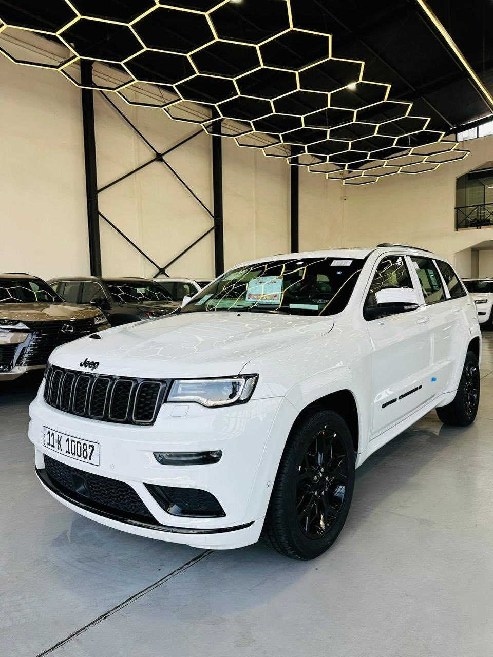 السلام عليكم زبائننا ومتابعينا الاعزاء جيب كراند شيروكي فئة ال S خليجية وكالة هارلم موديل 2022مكفولة 
👈 ماشية 8 الف مايل 👉 
(بحالة الزيرو)
👈  رقم مميز  👉
بعدها بالفابلونات كما موضحة أدناه المواصفات المعروفة رادارات امامي وخلفي وجوانب  منطقة العمياء بانورامى بصمة وتشغيل عنزبعد 5 راكب محرك 3600 وداخلها احمر المغربي المرغوب 
ملاحظة 
(السيارة مغلفة بافلام الحماية PPF تغليف كامل)
الكبات الصغيرة والارضيات وعدة الاسعافات الاولية وعدة الشركة بعدهن بالچيس السيارة خاضعة للفحص والسونار من قبل مركز بدي چيك يعني بيها تقرير شامل من ناحية الصبغ والبارد والتبديل والكيلو متر والعقول والگير والمحرك وباقي التفاصيل 
للاستفسار الاتصال 
0770 118 9000
او زيارتنا بغداد معارض البياع معرض حيدر سيدار شارع الوكلات مقابل المتنزه 
ادارة المعرض ***********  
وتحياتنا للجميع .
