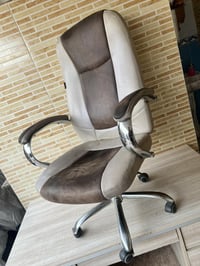 مێزو کورسی بۆ فرۆشتن ، قیاسی ١٤٠ بە ٧٠ و ١ مەتر بەرزی !  ٠٧٥٠١٧٠٥٧٢٢