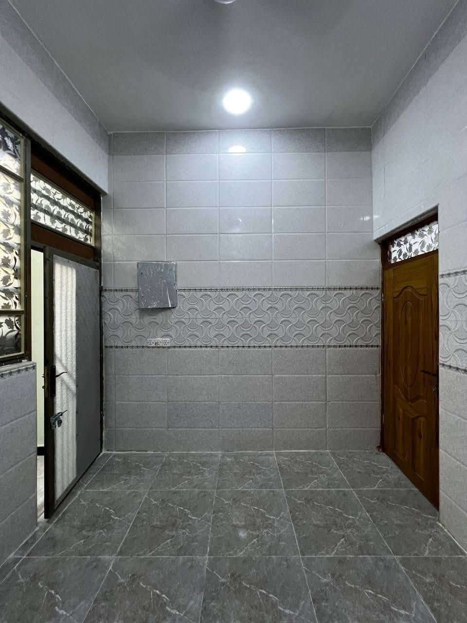 دارين سكن فول مواصفات 💯
#شغل درجة اولى #تحفة فنيه 
كل #دار #يحتوي :: 
كراج . صحيات خارجية . استقبال 
مطبخ . غرفتين منام . صالة 
صحيات داخلية . درج . مناور 
البصرة - ابي الخصيب - طريق الصحراء 
هو نفسه شارع السايدين المحكمة 
#مساحة_كل_دار :: 100م 
البناء حديث وخارطة مميزة وحديثه 
ملك صرف زراعي عراقي نموذج 25
منطقة هادئة ونهاية الشارع منقطع 
#سعر_الدار_الواحد :: 59 مليون قابل للتفاوض 
#للأستفسار :: ***********

