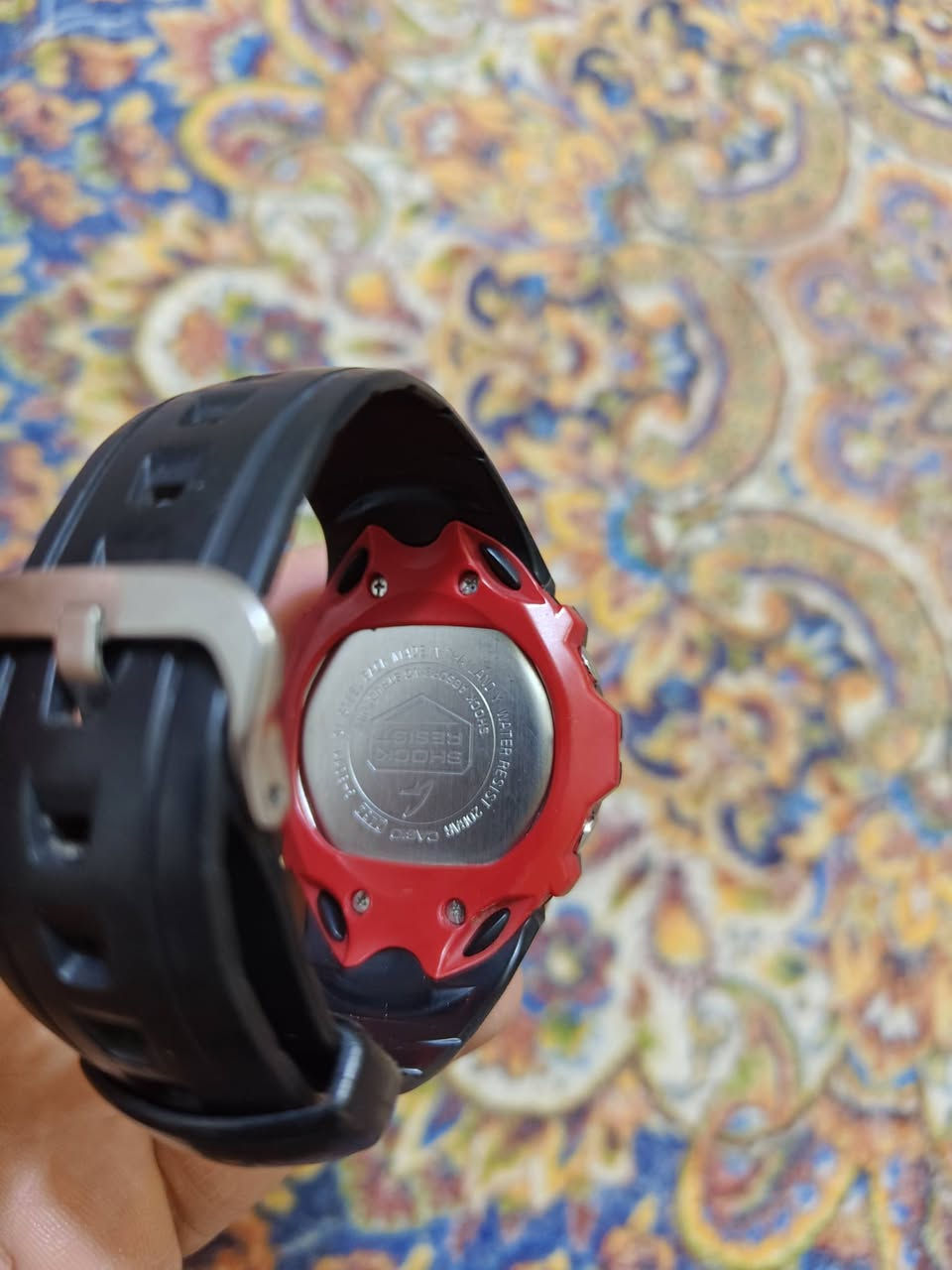 هاي الساعة *Casio G-SHOCK G-2900F* من سلسلة الـ Data Memory، وتكتب عليها WR200M.
1. *التفاصيل التقنية*
- *الموديل*: G-2900F-1V / G-2900F-8V
- *مقاومة الصدمات والماي*: تتحمل صدمات قوية ومقاومة ماي لحد 200 متر - 20 ATM
- *الشاشة*: ديجيتال بالكامل، زجاج معدني Mineral Glass
- *e-DATA MEMORY*: تخزن لحد 40 سجل لروابط أو إيميلات وباسورد، كل سجل 7 حروف
- *وظائف ثانية*:
    - World Time لـ 29 منطقة زمنية
    - ستوب واتش 1/100 ثانية
    - تايمر عد تنازلي 24 ساعة
    - 5 منبهات + منبه غفوة
    - تقويم تلقائي لحد سنة 2039
    - إضاءة EL خلفية زرقاء-خضراء
- *البطارية*: CR2025 تعيش تقريباً 10 سنين
- *الحجم والوزن*: 52.4 × 45.9 × 16.5 ملم، وزن 58 غرام
- *الحزام والحالة*: حزام ريزن أسود، إطار ستيل + ريزن f0b9

3. *شنو يميزها؟*
هي ساعة شغل ومغامرات، قوية جداً، وميزة الـ Data Memory السعر 65 الف مكاني بغداد مدينة الصدر ***********
