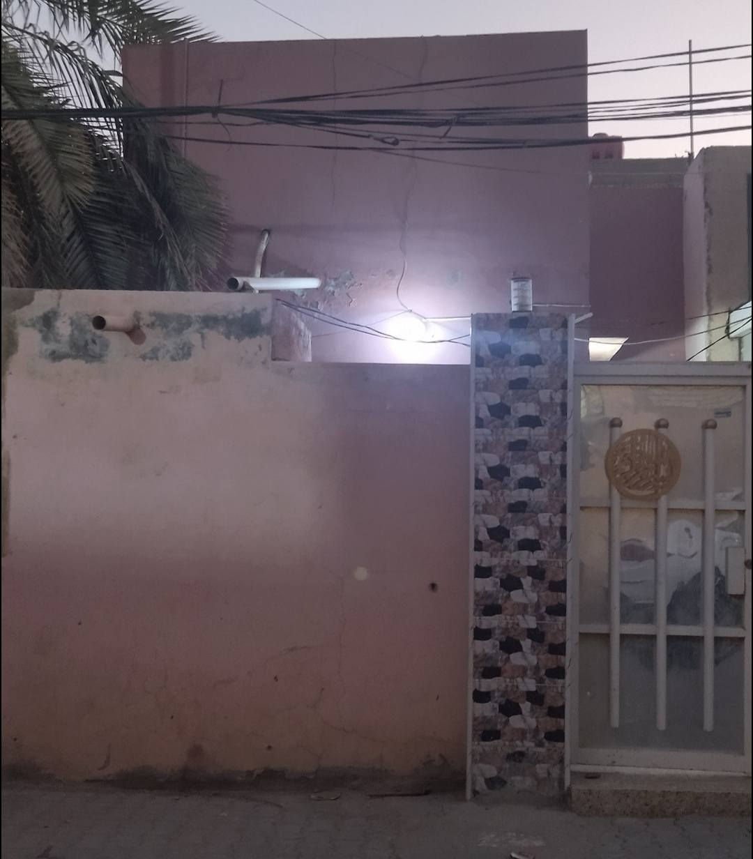 بسم الله الرحمن الرحيم                                                          للبيع بيت مساحة ١٠٠ متر في حي ميسان منطقة ٢٢ موقع مميز خلف شارع عام تفاصيل بناء شلمان نظيف تفاصيل غرفة نوم وصاله ومطبخ واستقبال وصحيات سعر ٩٣ مليون وبي مجال للاستفسار مكتب العبدلي للعقار موبايل *********** اطلب ونحن بلخدمة للاستفسار
