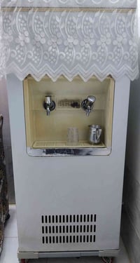 للبيع براد ماء 💧 مستعمل  سعره 210الف   07518425856
