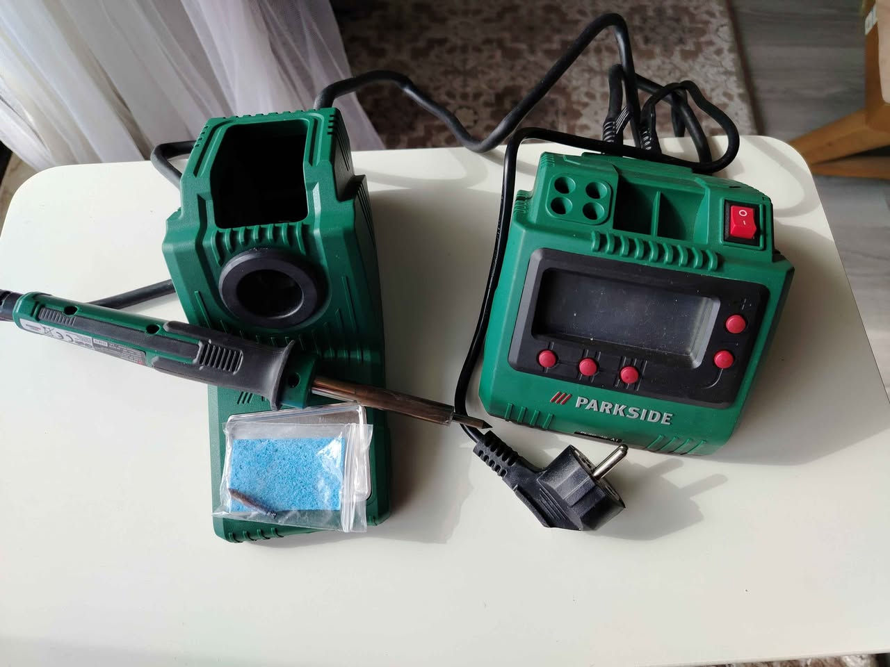 كاوية لحام ديجتل مخزن بيه ثلاث درجات 200/300/400 اضافة الى مفاتيح الرفع وخفض بينهم مع ثلاث رؤوس كوي و لفافتين من القصدير و بات للترطيب وتنظيف راس الكاوي ماركة parkside A1 الالمانية أربيل, العراق


**إذا كنت صاحب هذا الإعلان وتريد حذفه لأي سبب، رجاءا أرسل رسالة إلى الدعم الفني**