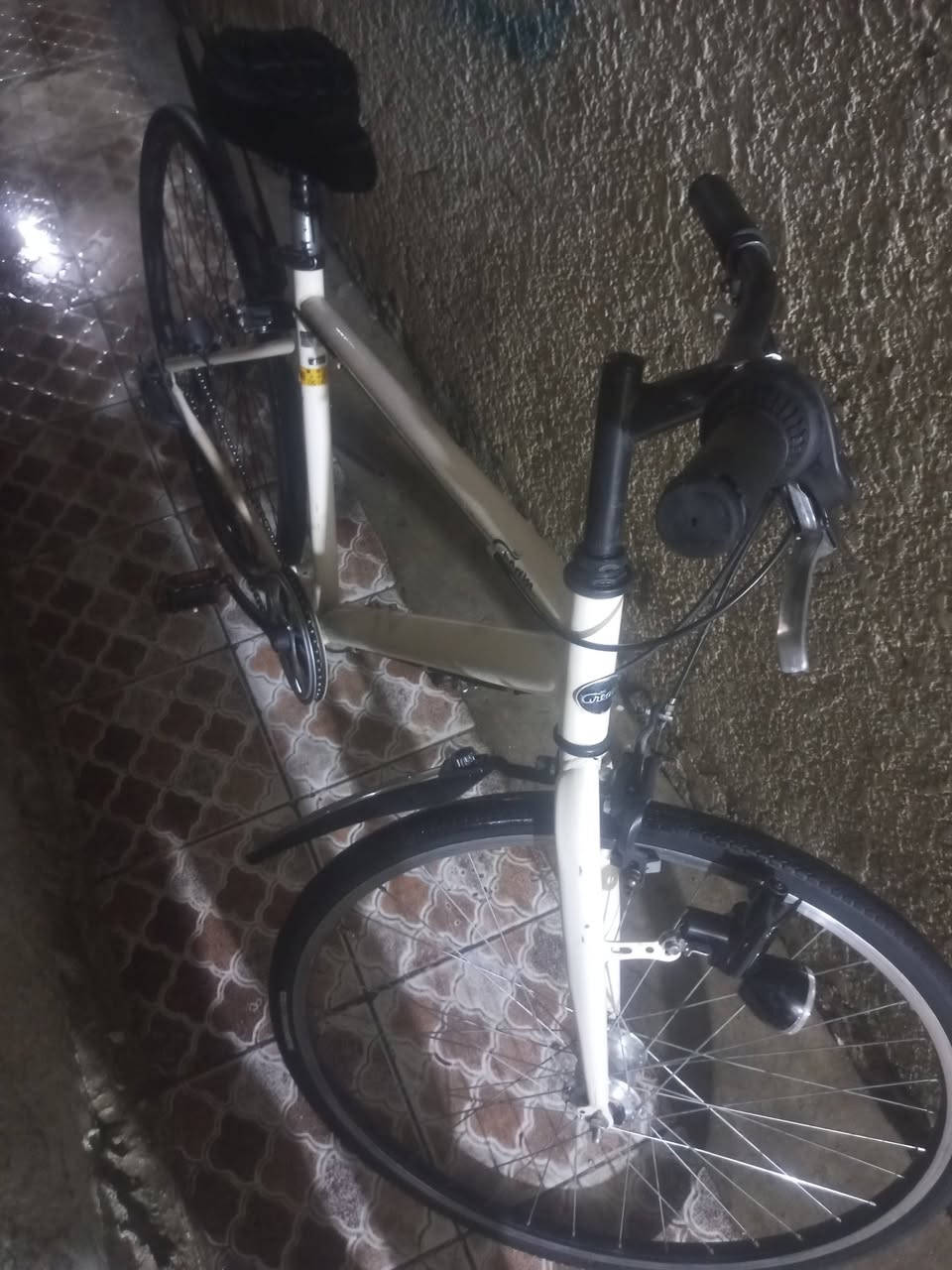 سلام عليكم بايسكل جديد للبيع كلشي مناقصه كير بريكات كلوب شغال كله كامل برغي مناقصةالسعر 100بي مجال  العنوان بغداد الاعضميه سبع بكار الرقم الاستفسار ***********
