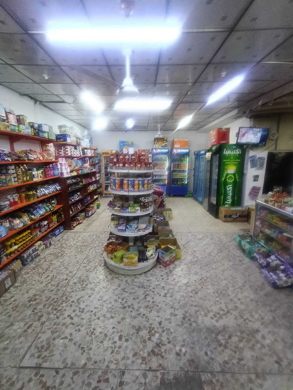 سواق للبيع مساحه 80م اجار 350 داخل منطقه م الصدر قطاع 46 تحتوي ع 10براد و3مجمدات وسفينه ورفوف سبلت 3طن منضومه 8كامرات  دخل ثابت 600 وبل مدارس 800 بصفها مدارس سعر 20تليفون  *********** التعجبه يتصل مالي خلك الخاص
