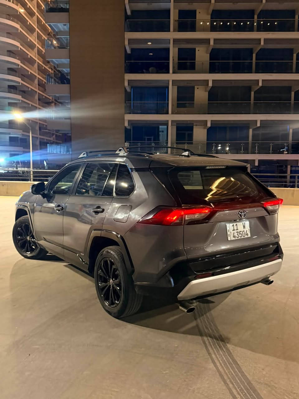 للبيع | Toyota RAV4 Hybrid SE موديل 2022
بلاك اديشن تكون مطعمة بالاسود اللامع
* موديل: 2022
* الفئة: SE Hybrid
* محرك 2.5 لتر هايبرد
* قوة إجمالية 219 حصان
* دفع رباعي إلكتروني (AWD)
* قير أوتوماتيك E-CVT
* صرفية وقود اقتصادية جدًا
رقم بغداد مشروع وطني
السيارة ماشية ( 71 الف ميل )
المواصفات:

* جنوط رياضية 18 إنش
* مصابيح LED أمامية وخلفية
* تشغيل بصمة مع زر تشغيل
* شاشة وسطية تدعم Apple CarPlay وAndroid Auto
* كاميرا خلفية
* مثبت سرعة راداري (Radar Cruise Control)
* نظام المحافظة على المسار
* نظام التحذير من الاصطدام مع الكبح التلقائي
* مكيف أوتوماتيك ثنائي المناطق
تدفئة و تبريد مقاعد امامية
تدفئة مقود
* تحكمات مقود
* 7 وسائد هوائية
* نظام مراقبة ضغط الإطارات 
3 انظمة قيادة 
هاند بريك كهرباء مع اوتو هولد
كأمره خلفية 
سيارة اقتصادية جدًا بالوقود، مريحة بالسفر، واعتماديتها عالية، وتعتبر من أفضل سيارات الـSUV الهايبرد.

حادث السيارة : امامي سطحي و خلفي سطحي ايضا 
🔴بدون دواخل بدون شواصي 🔴
🔴كير مكينة كفالة🔴
ايرباك ستيرن فقط صور الحادث مرفقة مع المنشور

رقم الشاصي  2t3t6rfv1nw029982

السيارة بحالة جيدة
مكان السيارة بغداد المنصور 

 سعر السيارة 18,500$ يعني 185 ورقة
للاستفسار أو المعاينة يرجى التواصل على الرقم 
*********** 
متواجد خط او واتس اب فقط الفيسبوك ممتواجد بي
