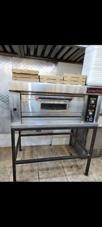 للبيع فرن بيتزا الداخل حجر نظيف جدا مع الميز السعر ٥٠٠الف الاتصال ٠٧٨٩...