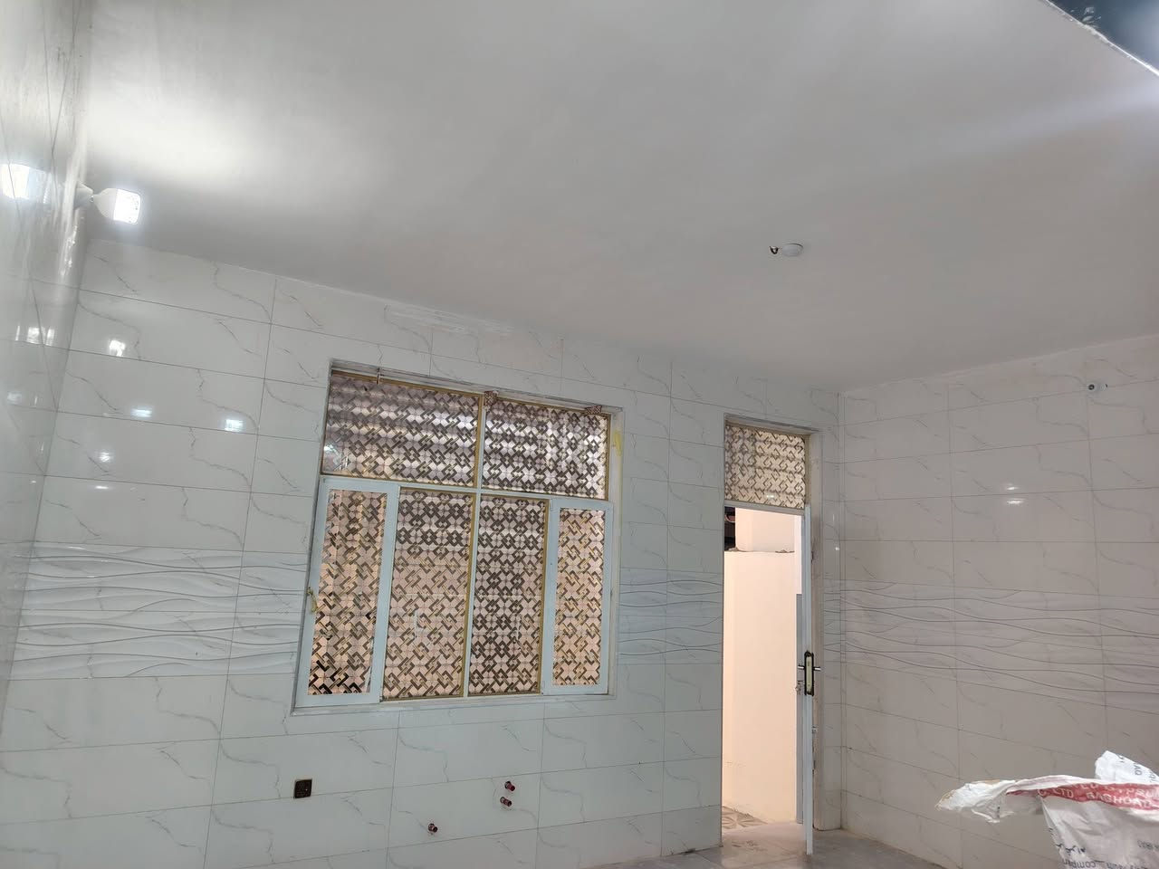 السلام عليكم البيت للبيع بدايت حي المهندسين على الشارع الرأسي يحتوي على غرفتين5*4 استقبال 7*4 صاله 9*4 مع صحيان البيت غير منزول بناء جديدللتصال ***********او***********
