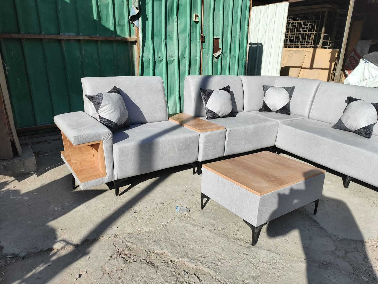 سلام عليكم ديوان كورنر خشب زان قماش كتان درجة اولى الشغل مرتب مقعد بلوك ضمال ٣ سنوات الديوان جديد غير مستعمل مثل مشوفون بالصور مع ٨ كوشات هدية عنوان الشعب *********** بغداد, العراق
