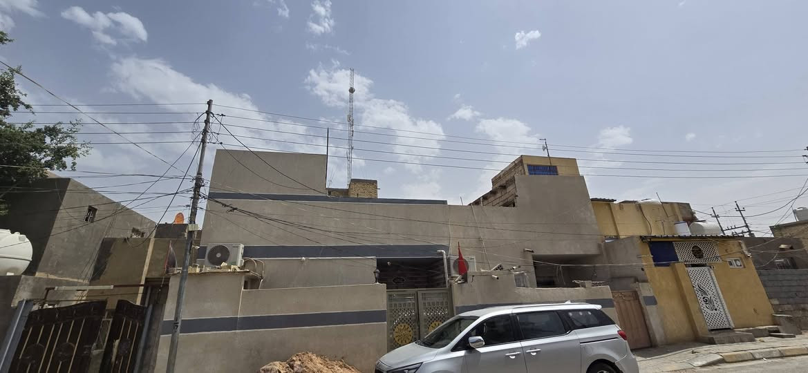 ٢٠٠مترللبيع بيتين بسندواحدحي العامل المنطقه السابعه طابوصرف الاول طابقين كامل والثاني طابق ونص للبيع ***********
