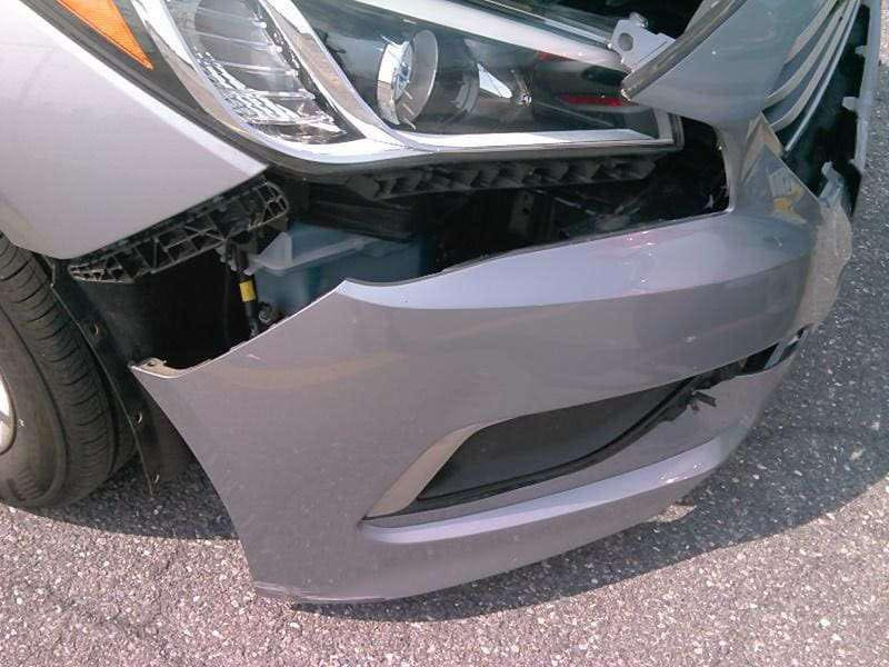 السلام عليكم للبيع سوناتا 2017
وارد امريكي ضررهة فقط الدعامية الامامية وبيهه بارد باب السائق اثر شخط 
ماشية 120
كير ومكينة بلادي ما مفتوح 
السعر 125$
***********
