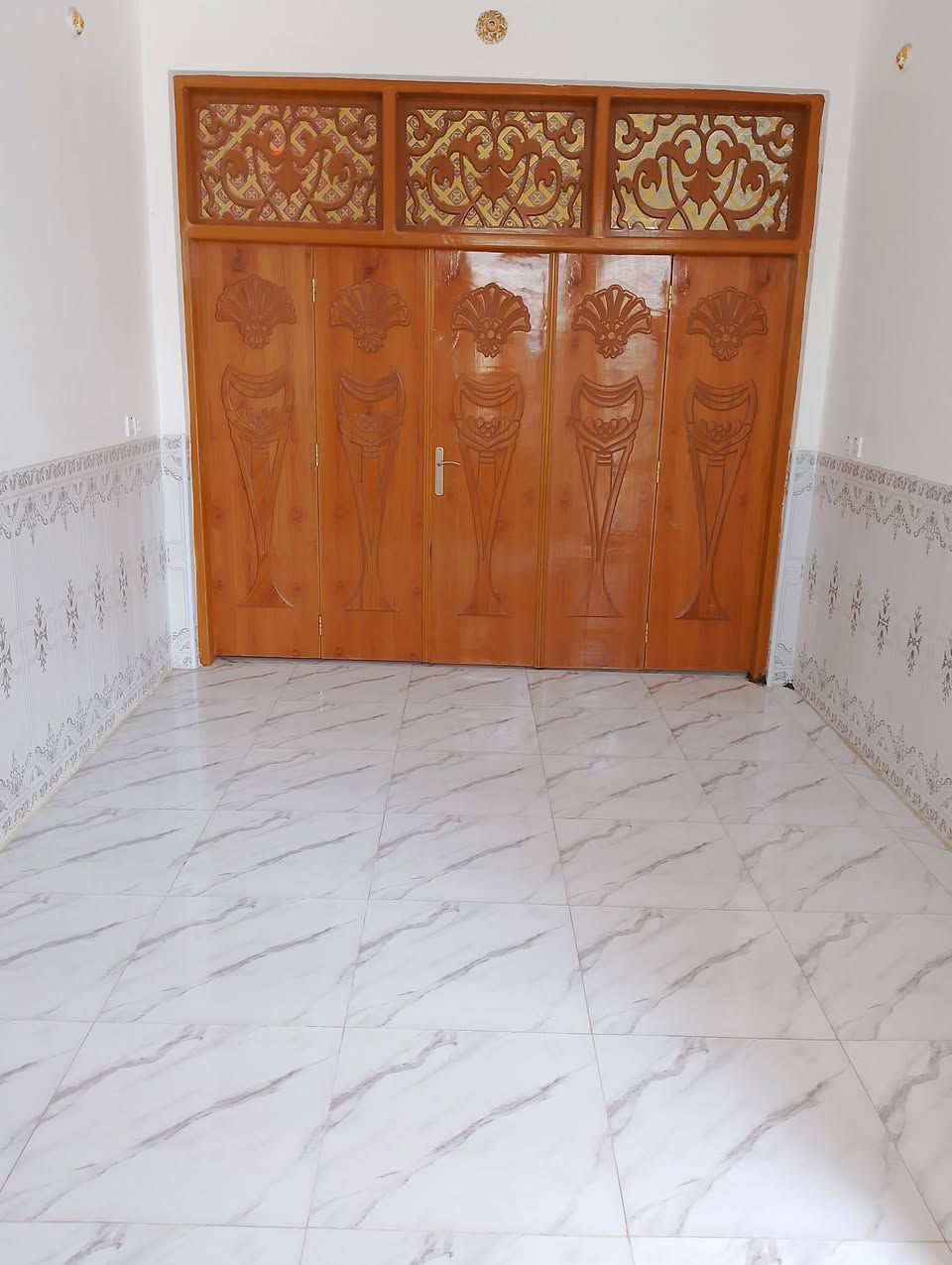 السلام عليكم دار للايجار 100م حي النداء شارع مجمع بيتي منطقه 52الف بناء حديث 2022 غرفه ومطبخ وستقبال مفتوح ع الصاله. وصحيات داخليه وخارجيه الشهر 250 الف مطلوب ( مقدمه ثلاث اشهر)  موقع البيت علئ شارع 15مفتوح علئ شارع 60 مال جامع الاحسان ومفتوح علئ شارع 25مال المدارس وحاليا فارغ البيت 
1/خط مولده
2/تانكي ماء وكيزر. 
3/مغسله
ملاحظه #مطلوب عائله زغيره وتحافظ علئ الامانه لان بيت نظيف
للاستفسار خاص او اتصل *********** وعندي مقطع فيديو بلخاص ادزه اذا تحب اشوفه
