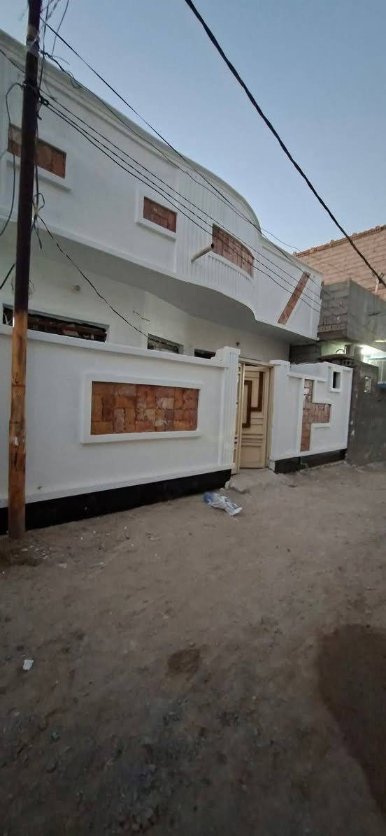 سلام عليكم بيت 100م  العنوان كربلاء الحسينيه العطيشي قرب معرض حردان طابو 25 استقبال وغرفه وصاله مفتوحه ع المطبخ حمام داخلي وخارجي طارمه صطح اشتايكر كله كامل كهرباء ماء مولد ذهبي السعر 58 مليون وبي مجال باقي التفاصيل اتصال  *********** مروس هم يرهم
