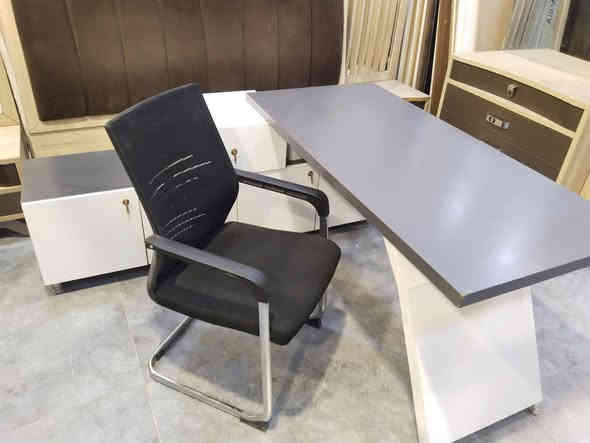 ميز مكتبي مع كرسي  للبيع سعر 200 للتواصل ***********
