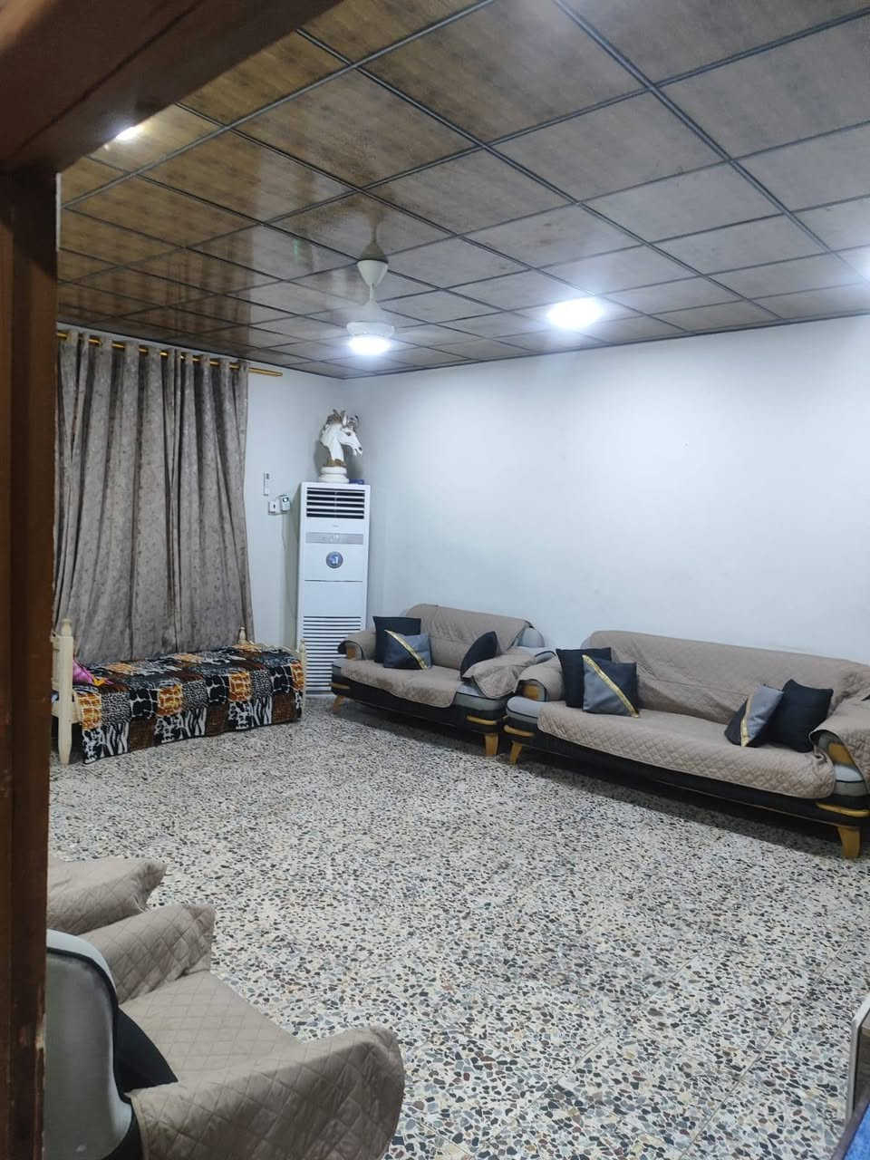 دار للبيع مساحة 125متر الشعب  حي البساتين شارع التكاتك
غرفة نوم 
استقبال 
مطبخ 
منور 
حمام 2
طرمة

مي كهرباء  وطني وسحب ومجاري كامل مكمل 
*********** لتواصل واتساب
