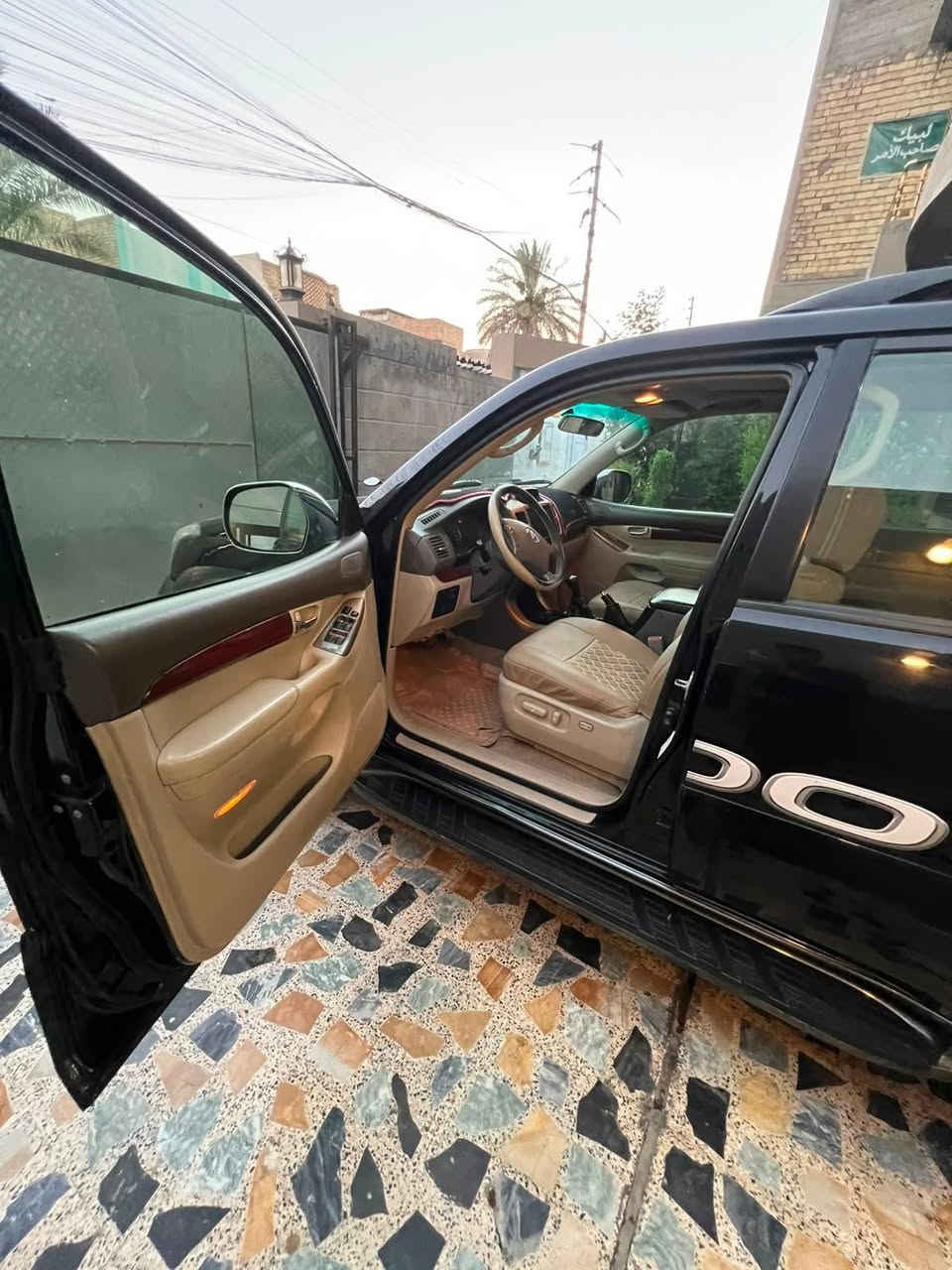 السلام عليكم للبيع    تيوتا برادو مديل 2008.  فول 6. سلندر   VX. فول للخير.  محرك وضع الشركه ممفتوح.    مكفوله كفاله عامه من ضربه وصبغ وتبديل.  شرط السونر.     دواخل وضع الشركه تبريد ثلج   ❄️.    كشنات كهرباء +. جلد +. تدفىه.  كاعيه مخمل.   فتحه مري شفط + تحكم.  تبريد 3 قطع.    7. ركب.    دبل تانكي سبير تعليك.  تخم تاير حداده.  جديده. جاهزه السياره بسمي تحويل مباشر.  مكاني بغداد م الصدر.   هـ.  ***********
