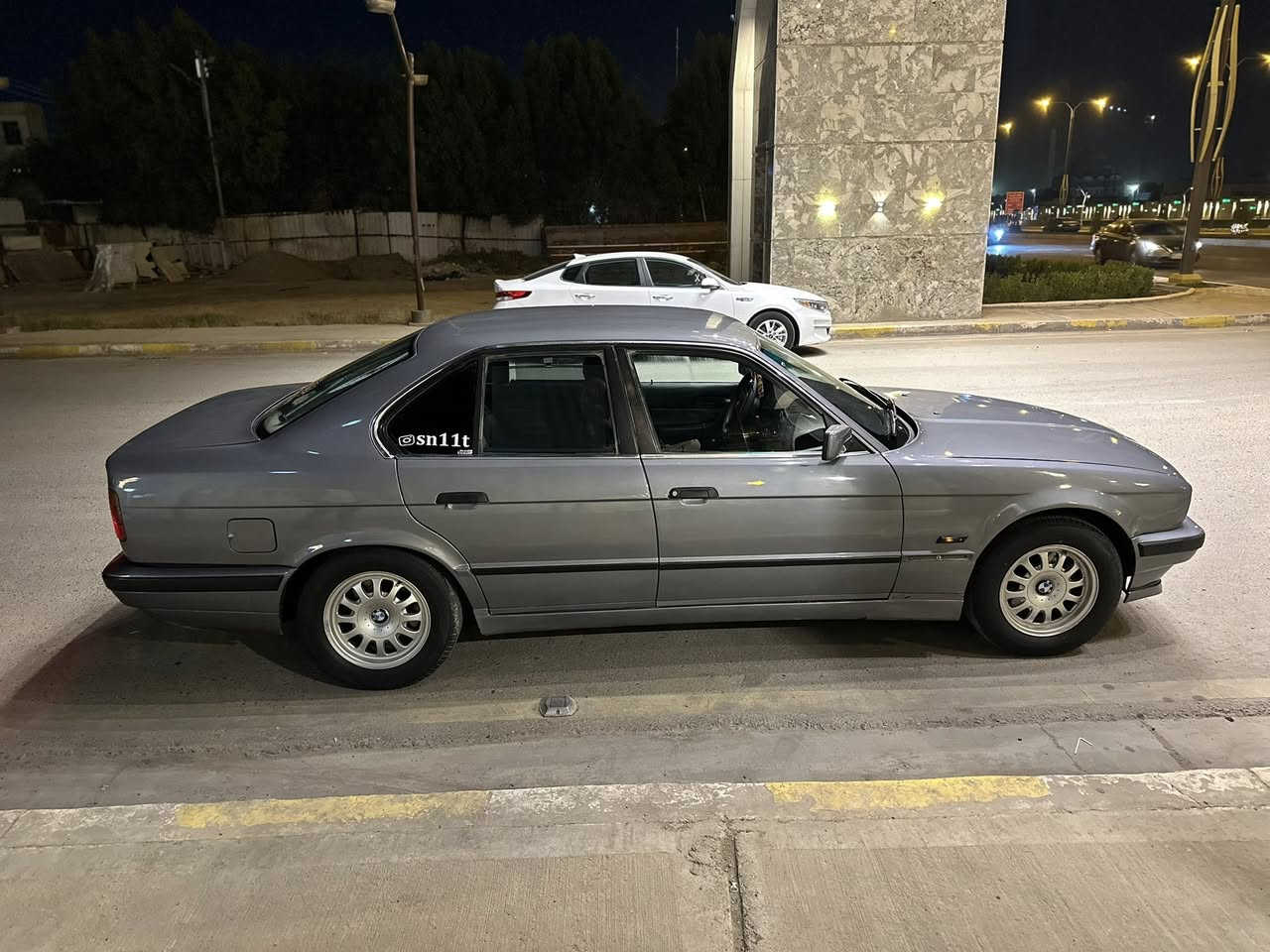 سلام عليكم حبايب سياره BMW 525i السياره كلها علا وضع الشركه بيها تعمير بسيط السياره وارد ياباني تبريد تدفئه كلها شغاله كير ومكينه خير من الله فول السياره عليها ادامه كامله تخم تاير جديد صدر جديد كهربائيات كلها شغاله مابيها نقص برغي هزه جديده رقم بغداد انكليزي جديد ولرقم مميز كلش حلو  31531 ) عنوان 📍 فلوجه حي العسكري للبيع او مراوس رقم التواصل (***********)
لحد يطبلي ويكلي شبيها مابيها كلشي مكتوب كدامك وكلشي مصوره )
