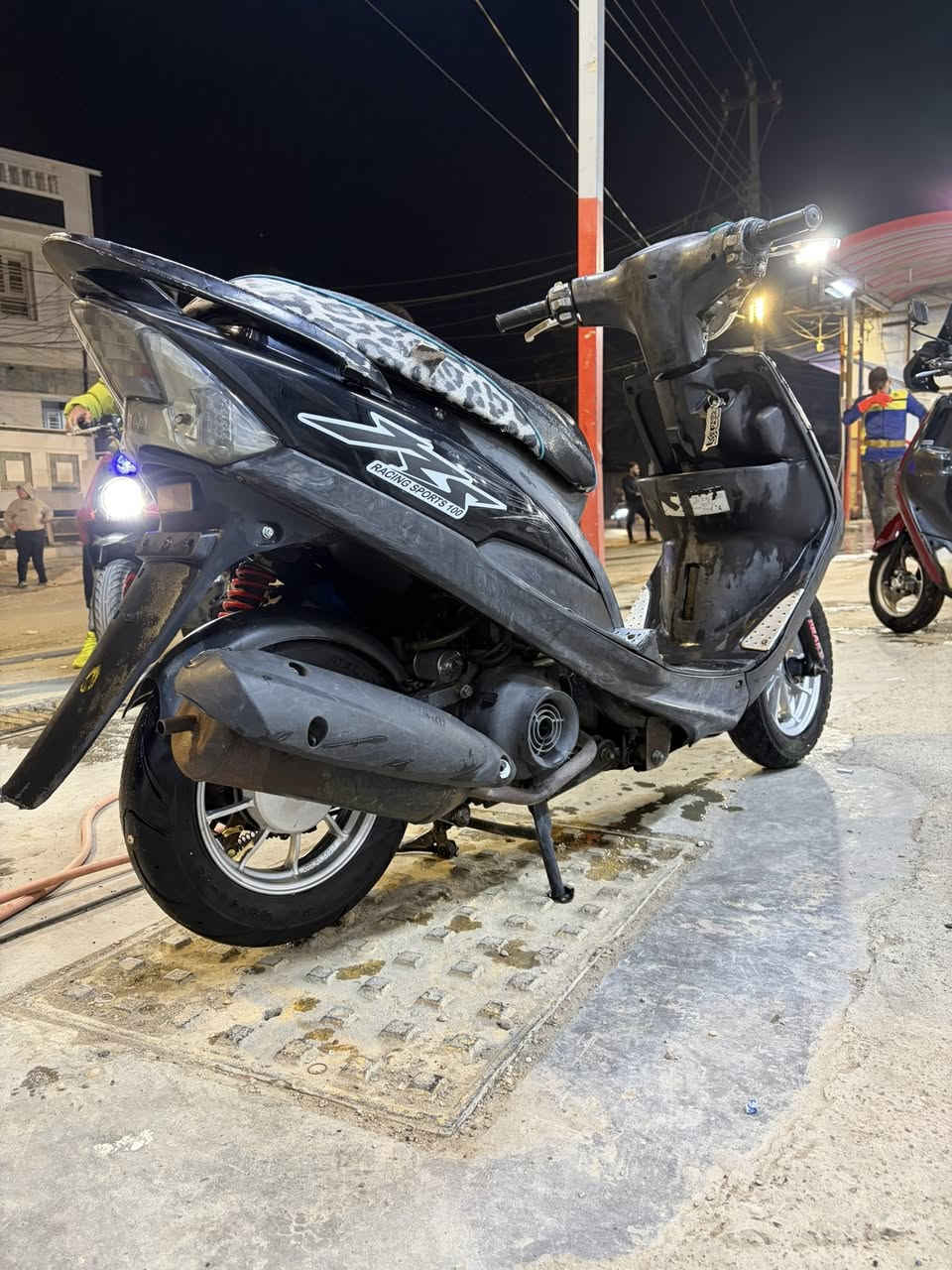 شباب عدله بلكارتون الدراجه مكينه مكفوله  كلشي علبلاد الدراجه نكره بكل وقت خير منالله  بيها وياله رياضي القباقه موجوده اني فالهن للبيع اتصل ودلل *********** سعرها حلو
