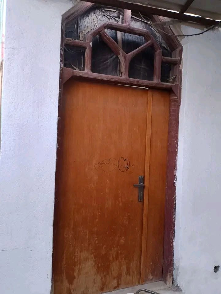 السلام عليكم
 دار للبيع امامي المساحة ١٠٠ متر
البناء طابوق يحتوي على غرفة ومطبخ وصالة وديوانيه وارضية بورسلين وجاهز للسكن 
المكان ناصرية حي الحكيم قريب على السريع
السعر ١٠٠ مليون
للاستفسار الاتصال ***********
