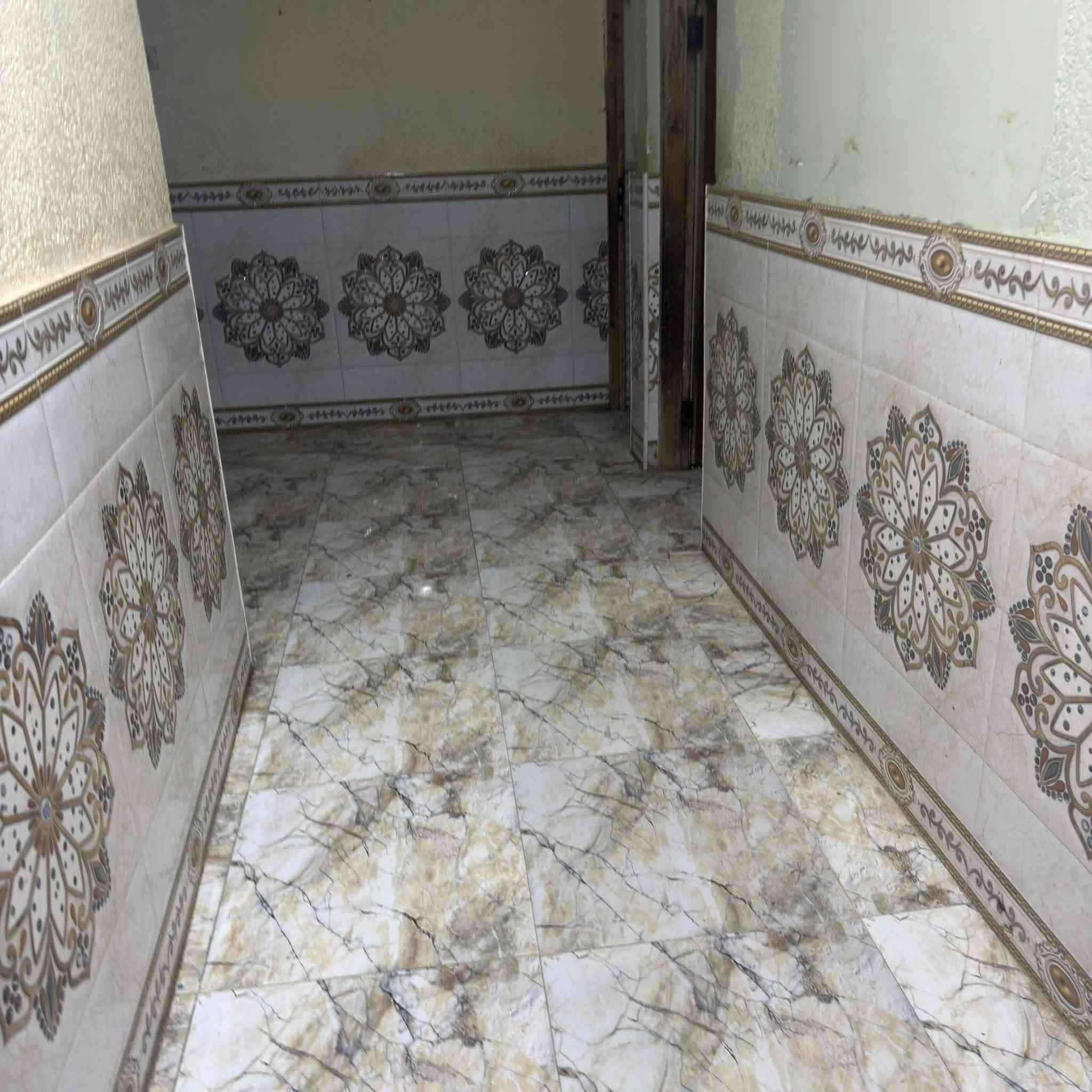 شقة للإيجار في البصره القديم (نظران )
تحتوي ع غرفتين ..حمامات 2..مطبخ
بيتونه مع كيزر وماطور إلكتروني 
للاستفسار ***********
