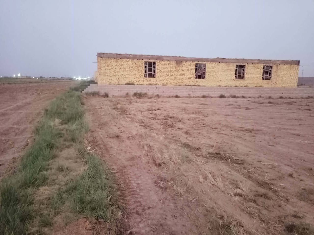 قطعه للبيع زراعي
مساحه 1650م
موقعه ناحيه بني زيد 
مقابل طاقه الكهرباء 
متوفر كافه الخدمات 
تبعد عن شارع العام 50م 
***********
مكلف بالنشر
