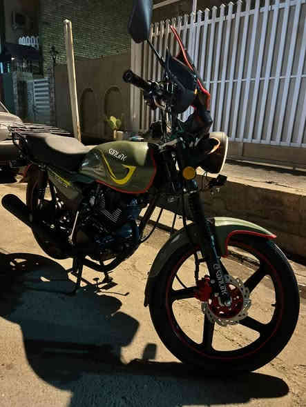 السلام عليكم حبايب دراجه ماكس وان  لون زيتوني الدراجه خير من الله كلش نضيفه مكينه مامفتوحه ونشطه كلها  شغاله مابيها كل نقص شغل واطلع ربع متصرف عليها عن الحلال والحرام بس عداد البانزين ميشتغل الباقي كله شغال عنوان شارع فلسطين سعرها 825 وبيها مجال للوجوه الطيبه رقمي *********** ملاحضه الكماليات مابيها شايلهن
