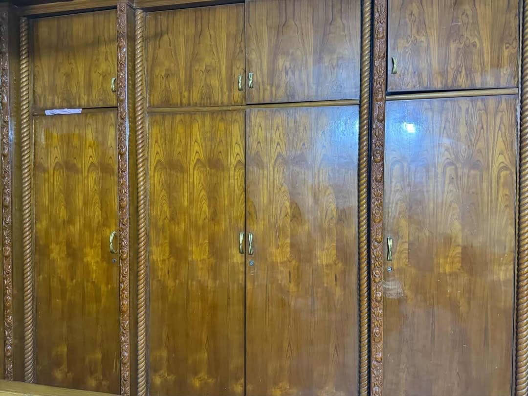 السلام عليكم 
غرفة اخشاب ، قطع عدد ٨ ، الغرفة قوية ونظيفة
كنتور ٦ ابواب ، ميز جرارات ، و ميز للاغراض ، و كومدي ٢ ، وزاوية ، اللي حاب يتفضل خاص ، الغرفة جدا كبيرة و عملاقة
*********** اللي حاب يتفضل واتس اب
