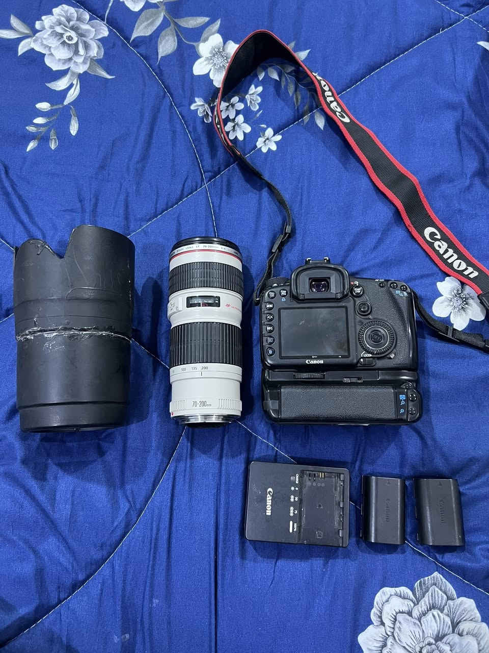 كانون  7D
 عدسة 200_70
 رام 32g 
بطاريتين 
گرب 
جنطه
واير نقل صور 
 السعر 700  
***********
0780246606
