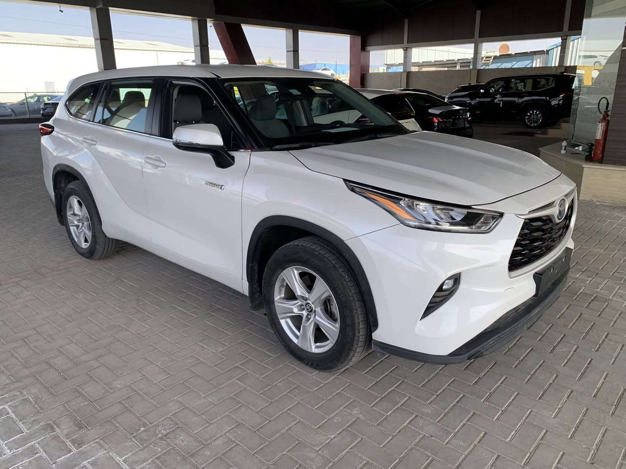 تويوتا هايلاندر
للاستفسار 0799506431

موديل 2023 

لون ابيض لولوي 

LE HEV 4x4

المزايا التقنية

المحرك: 2.5 لتر هايبرد، 4-اسطوانات
القوة القصوى: 240 حصان (مجمع)
ناقل حركة تتابعي متغير الكتروني (ECVT)
دفع كلي للعجلات (AWD E-Four) مع وضع الطرق الغير ممهدة
سعة خزان الوقود: 65 لتر
كفاءة استهلاك الوقود: 20.1 كم/لتر
الأبعاد طول - عرض - ارتفاع (مم): 4950 - 1930 - 1730
7 ركاب (شاملة السائق)
المزايا الخارجية

جنوط ألمنيوم مقاس 18 بوصة
مقاس الإطارات: 235/65R18
انوار أمامية (LED)
انوار خلفية (LED)
إضاءة نهارية (LED)
كشافات ضباب أمامية (LED)
شبك أمامي أسود مع إطار فضي
نظام الدخول الذكي للسائق و الراكب الأمامي
مرايات جانبية كهربائية مع اشارات انعطاف
طي كهربائي اوتوماتيكي للمرايات الجانبية
نظام تسخين المرايات الجانبية
جناح خلفي
المزايا الداخلية

زر تشغيل المحرك
مقاعد قماش
تحكم كهربائي لمقعد السائق
مسند ظهر لكرسي السائق
مكيف أمامي و خلفي بتحكم اوتوماتيكي
مقود من اليوريثين
ازرار تحكم على المقود
عجلة قيادة تلسكوبية
شاشة معلومات متعددة 7 بوصة
تحكم أوتوماتيكي لجميع النوافذ
تحكم بالقفل المركزي من باب الراكب الأمامي 
أربعة منافذ USB-C للشحن (2 أمامية و 2 خلفية)
النظام الصوتي والترفيهي

نظام صوتي بشاشة لمس 8 بوصة
نظام أبل كار بلاي لا سلكي
منفذ USB-A
6 سماعات
مزايا الأمان و الراحة

نظام تويوتا للأمان (TSS Ver. 2.5)
- نظام حماية ما قبل التصادم (PCS)
- مثبت السرعة راداري (DRCC)
- المساعدة في تتبع المسار (LTA)
- تنبيه مغادرة المسار (LDA)
- الضوء العالي التلقائي (AHB)
نظام التحكم في وضعيات القيادة (إقتصادي / عادي / رياضي)
كاميرا خلفية
حساسات خلفية للمساعدة على الوقوف 
وسائد هوائية (للسائق والراكب الأمامي + للركبة + جانبية + ستائرية)
فرامل مانعه للإنغلاق (ABS)
نظام التحكم بالتوازن (VSC)
نظام مراقبة ضغط الاطارات (TPWS)
نظام منع تشغيل المحرك ضد السرقة
مكابح وقوف كهربائية (EPB)
نظام الوقوف المؤقت
للاستفسار 0799506431


**إذا كنت صاحب هذا الإعلان وتريد حذفه لأي سبب، رجاءا أرسل رسالة إلى الدعم الفني**