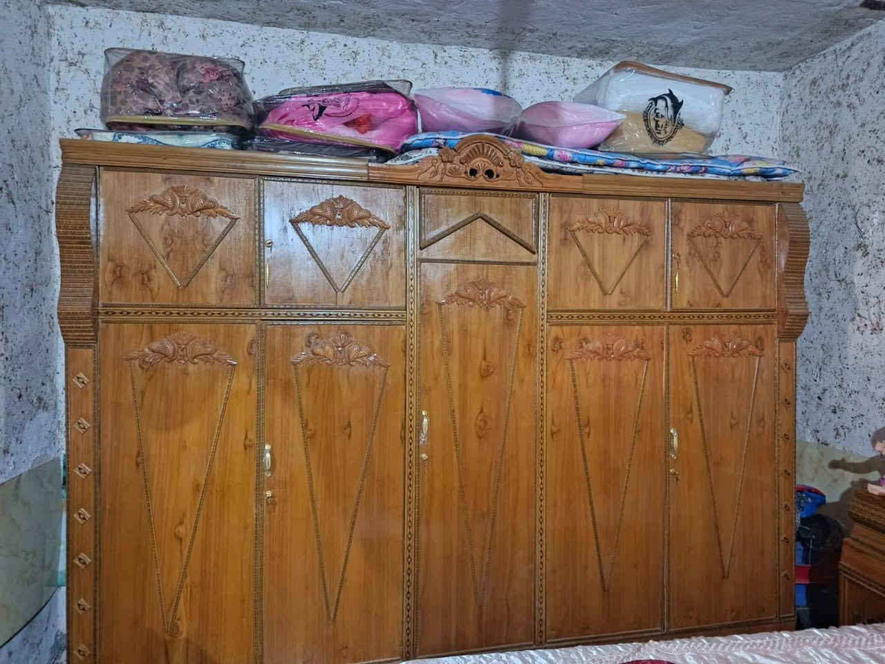 سلام عليكم مكلف بلنشر غرفه نوم تسكام للبيع صارله شهر من مخذه الولد مكان حي جسمان سعر 750 وبيه مجال رقم تواصل واتساب ***********
