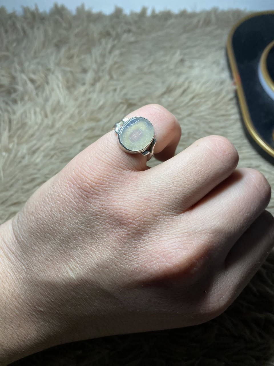 السلام عليكم خاتم عقيق يماني ابيض شفاف قديم لون مميز مخطوط يا فاطمه قياس الخاتم (18-19) للبيع 
يوجد توصيل *********** بدون حجز ومراوس رجائا
