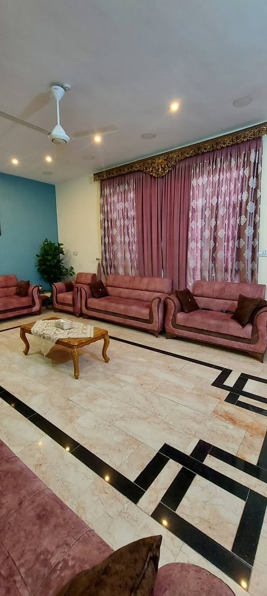 بيت للبيع مساحه ٢٥٠ بناء حديث منطقة الرواد الحاكيه الشارع النافذ قرب محطة مجاري الرواد التفاصيل على الرقم ***********
