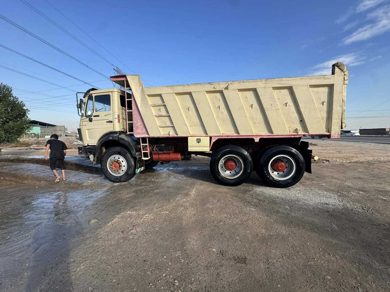 سلام عليكم البي موديل ٨٧شاصي كفاله اصل كلاب مكينه ١٠كير ١٣٠مجموعه جي  اف السعر٣٩٠وبيه  مجال قليل للتصال***********
