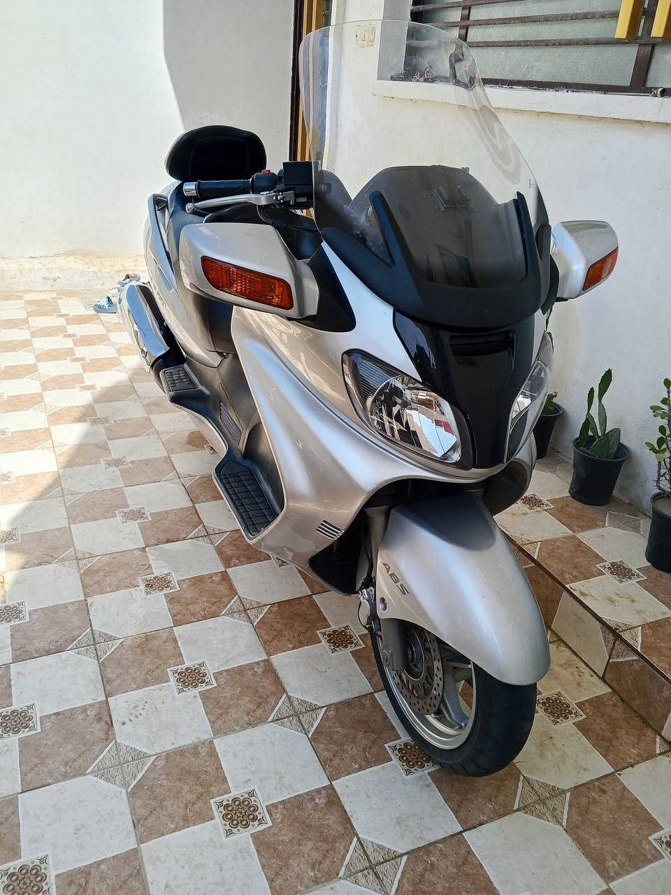 اسكاي نص الفول مراوس ب سلفر  ماشيه 22 بعدهه جديده  لون رصاصي لايت زنون عالي وناصي  لعنوان كوت  امراوس بسلفر ***********

