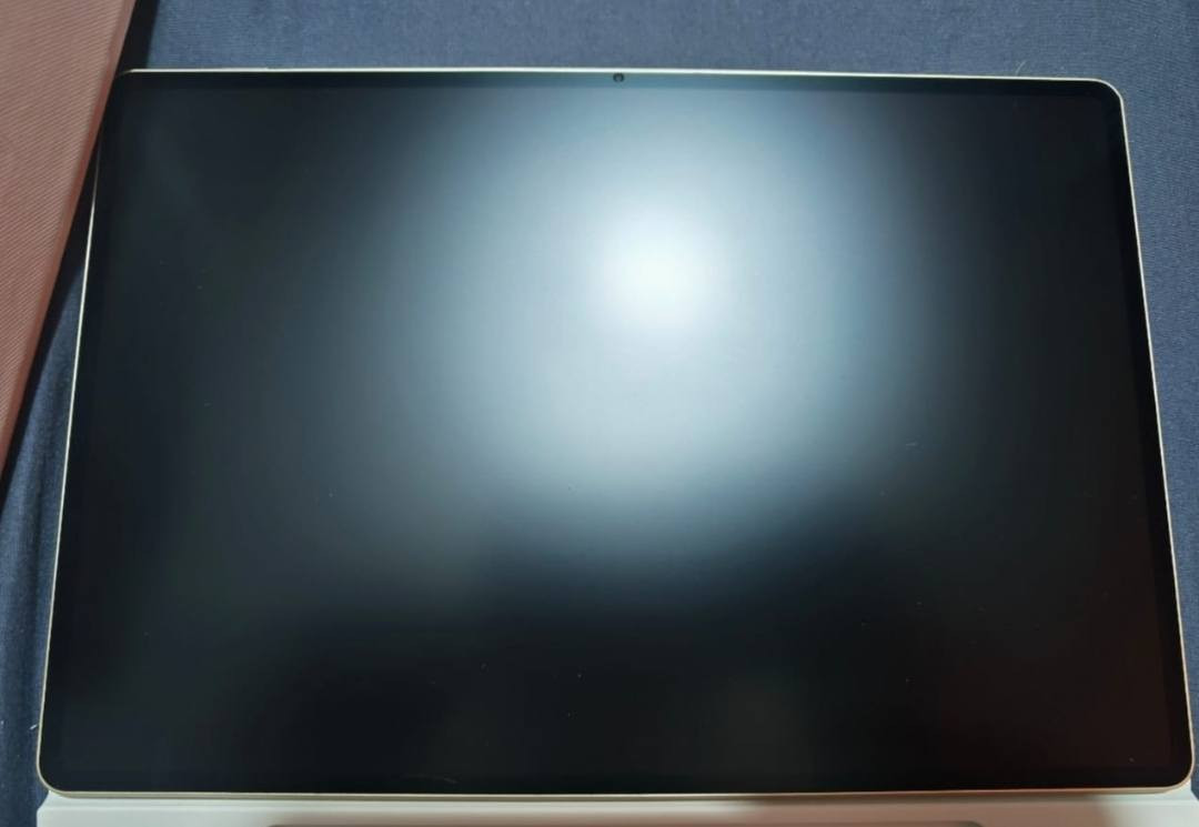 السلام عليكم 
تابلت Huawei MatePad Pro 12.2 
موصفات 
📱 الشاشة
الحجم: 12.2 إنچ
النوع: OLED مزدوج الطبقة
الدقة: 2800 × 1840
معدل التحديث: 144Hz
السطوع: يصل إلى 2000 nits
نسبة الشاشة: حوالي 3:2
كثافة البيكسل: حوالي 275 PPI �
PhoneArena +١
⚙️ المعالج والأداء
المعالج: Kirin 9000S / Kirin T92A (ثماني النواة)
كرت الشاشة: Maleoon 910 / 920 GPU
النظام: HarmonyOS 4 �
PhoneArena +١
💾 الذاكرة والتخزين
RAM: 12GB 
التخزين:
512GB

📷 الكاميرات
الخلفية:
13MP رئيسية
8MP واسعة
تصوير 4K
الأمامية:
16MP �
🔋 البطارية
السعة: 10100 mAh
شحن سريع: 100W
يشحن تقريباً 85٪ خلال 40 دقيقة �
🔊 الصوت والاتصال
4 سماعات ستيريو
Wi-Fi 6
Bluetooth 5.2
USB-C 3.1
📏 التصميم
السمك: 5.5 مم
الوزن: حوالي 508 غرام
يدعم القلم M-Pencil والكيبورد �
PhoneArena +١
✅ مميزاته القوية:
شاشة قوية جداً 144Hz
بطارية كبيرة وشحن سريع
أداء مناسب للألعاب مثل PUBG
سماعات قوية

بية كسر بسيط اصلن مايشاف ولا مبين بس لازم اوضح الكم 

سعر ٧٥٠ مكاني بابل


**إذا كنت صاحب هذا الإعلان وتريد حذفه لأي سبب، رجاءا أرسل رسالة إلى الدعم الفني**