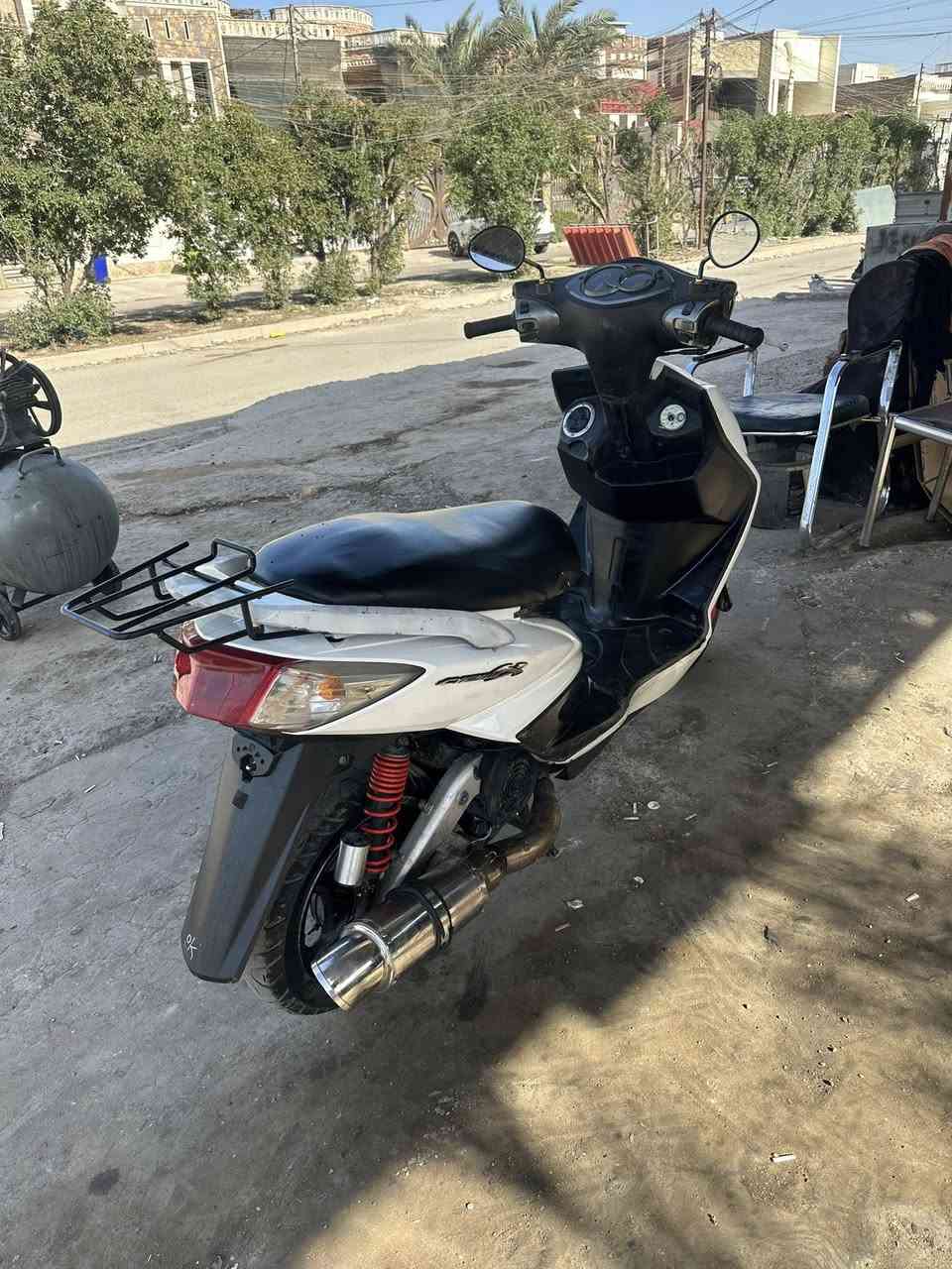 سكنس فحل كابريتر
للبيع اي نقص مابيها نكره سلف كفرانها بلاديه الدراجه كلها شغاله 
سعرها 700 الف وبيها مجال مكانها بغداد بلديات 

***********
