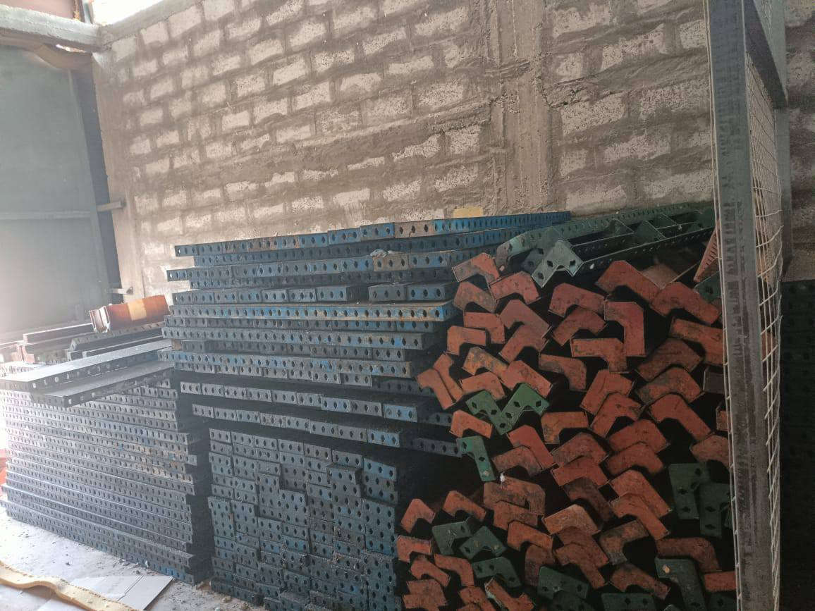السلام عليكم يتوفر قالب حديد دنك مستخدم 4 مرات فقط نظيف جدا متنوعة 1متر و2 متر و3 متر 
الكمية 21 طن تباع الكمية كلها التفاصيل وات ساب 
*********** مراسلة فقط
